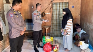 Bhabinkamtibmas Polsek Mamuju Salurkan Bantuan Kepada Korban Pemerkosaan Ayah Tiri