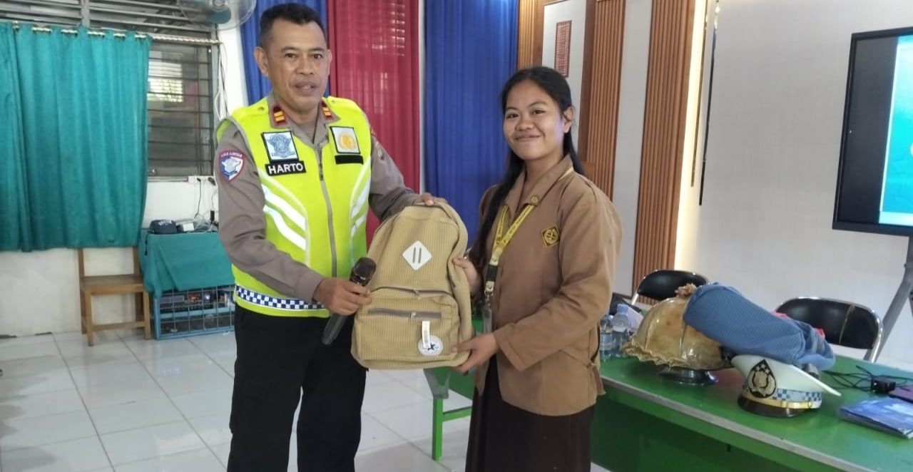 Melalui Police Goes To School di SMAN 1 Kalukku, Para Siswa Lebih Tertib Dalam Berkendara di Jalan