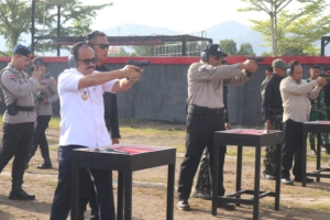 Saling Canda di Lapangan Tembak, Gubernur SDK dan Kapolda Sulbar Padu Padankan Sinergi Jelang Bhayangkara ke-80