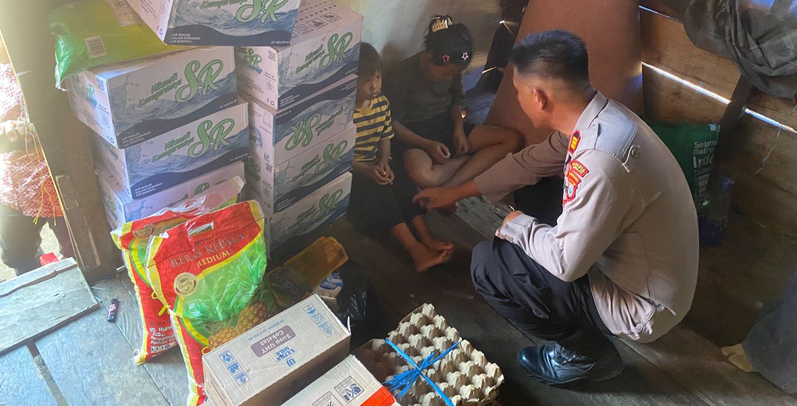 Dua Anak Ditinggal Orang Tua Merantau, Polisi Gerak Cepat Salurkan Bantuan dan Beri Edukasi
