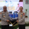 Kunker ke Polresta Mamuju Kapolda Sulbar Terima Cenderamata Miniatur “Perahu Mamuju” dari Kapolresta Mamuju