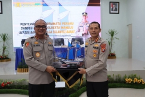 Kunker ke Polresta Mamuju Kapolda Sulbar Terima Cenderamata Miniatur “Perahu Mamuju” dari Kapolresta Mamuju