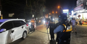 Tim Patmor Polresta Mamuju Sigap Tangani Kemacetan Akibat Kabel Putus di Simpang 4 Taman Karema