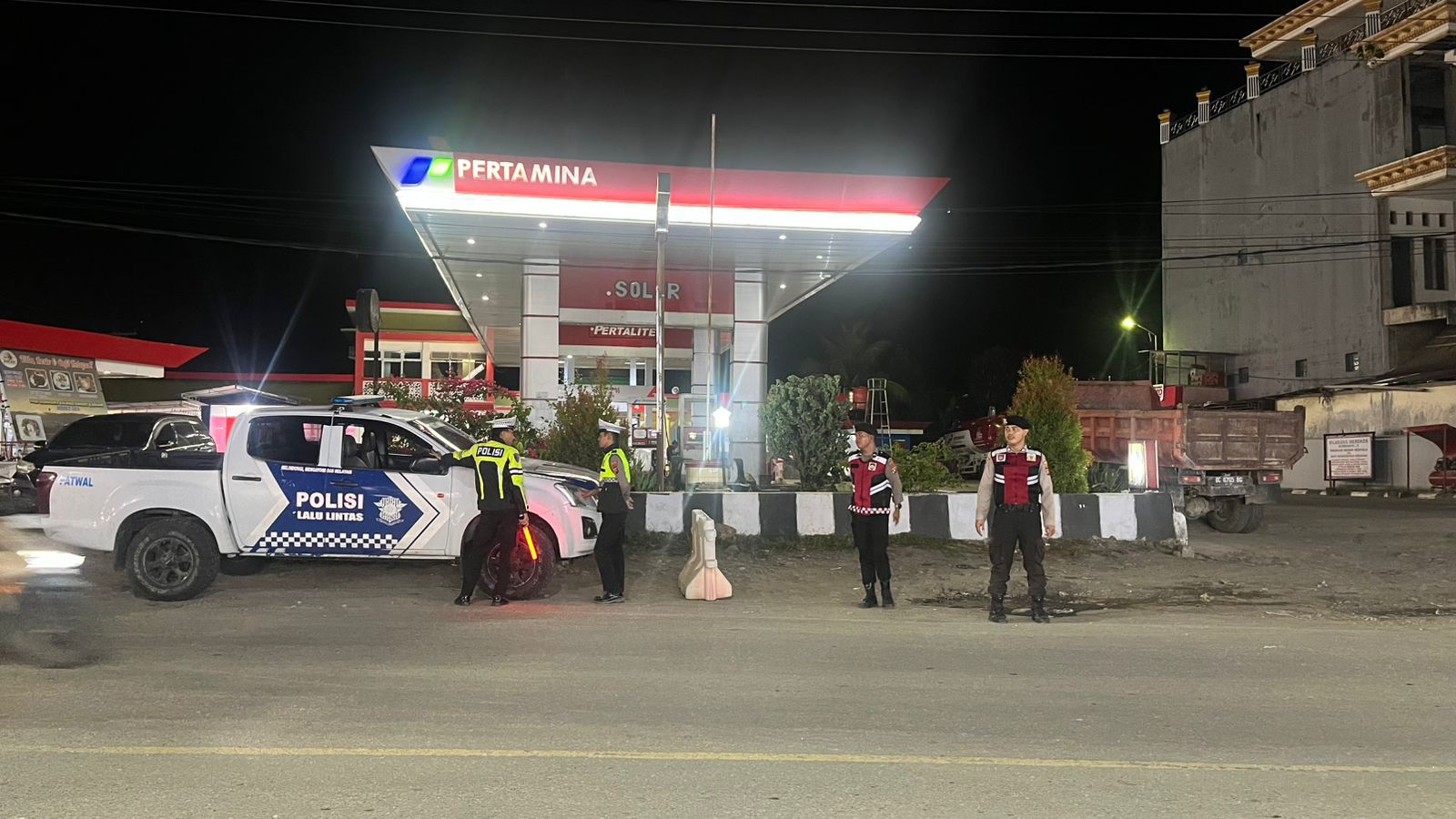 Antrean Truk di SPBU Kalimamuju Dialihkan, Arus Lalin Jalan Poros Mamuju Kini Lancar