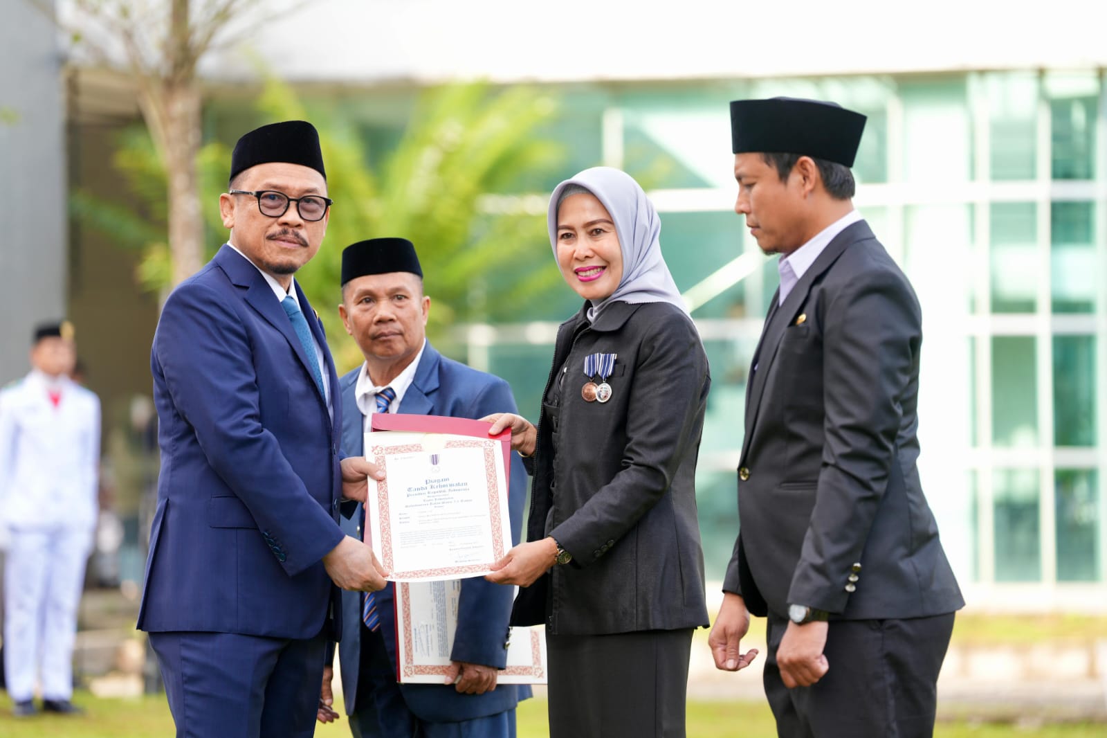 Momentum Hardiknas, Gubernur Suhardi Duka Beri Penghargaan ASN Penggerak Pendidikan Sulbar