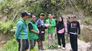 DPC PKB Mamasa Bantu Warga Minake Perbaiki Pipa Air Rusak Akibat Banjir