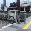 Baut penopang bollard dan tiang lampu penerangan yang menonjol di permukaan trotoar dinilai berpotensi menimbulkan cedera bagi masyarakat. (FOTO: DN)