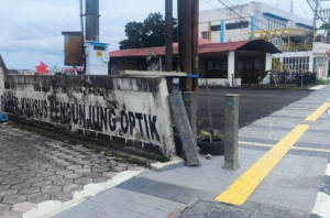 Baut penopang bollard dan tiang lampu penerangan yang menonjol di permukaan trotoar dinilai berpotensi menimbulkan cedera bagi masyarakat. (FOTO: DN)