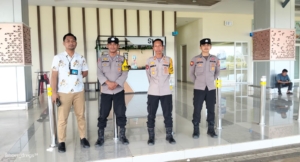 Personel Polsek Kalukku Rutin Gelar Pengamanan dan Pelayanan di Bandara Tampa Padang Mamuju