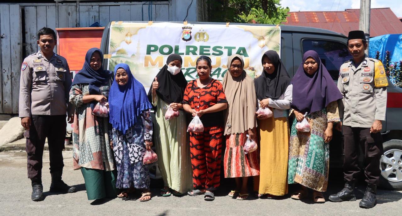 Hari Raya Idul Adha 1447 H, Polresta Mamuju Berbagi Salurkan Daging Kurban kepada Warga