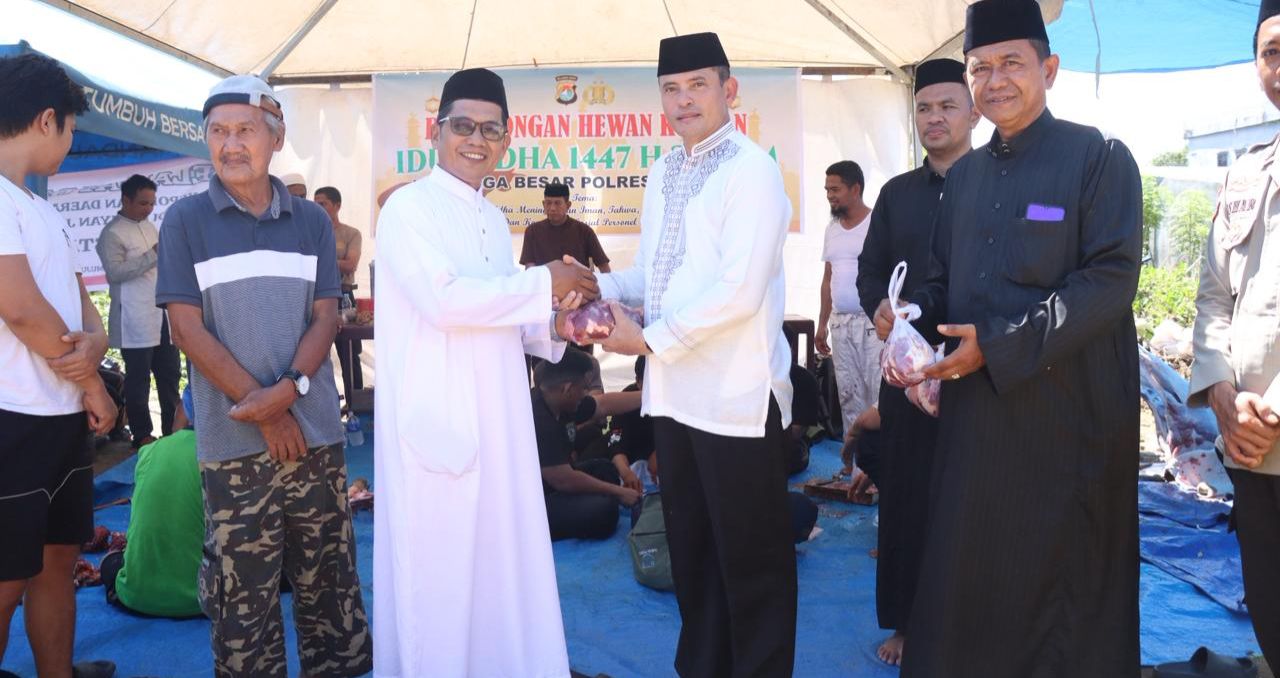 Polresta Mamuju dan Polsek Jajaran Tebar Kepedulian Melalui Daging Kurban Idul Adha 1447 H