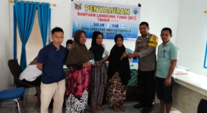 Jamin Penyaluran BLT DD Tepat Sasaran, Pak Bhabin Polsek Sampaga Gelar Pengamanan Ketat