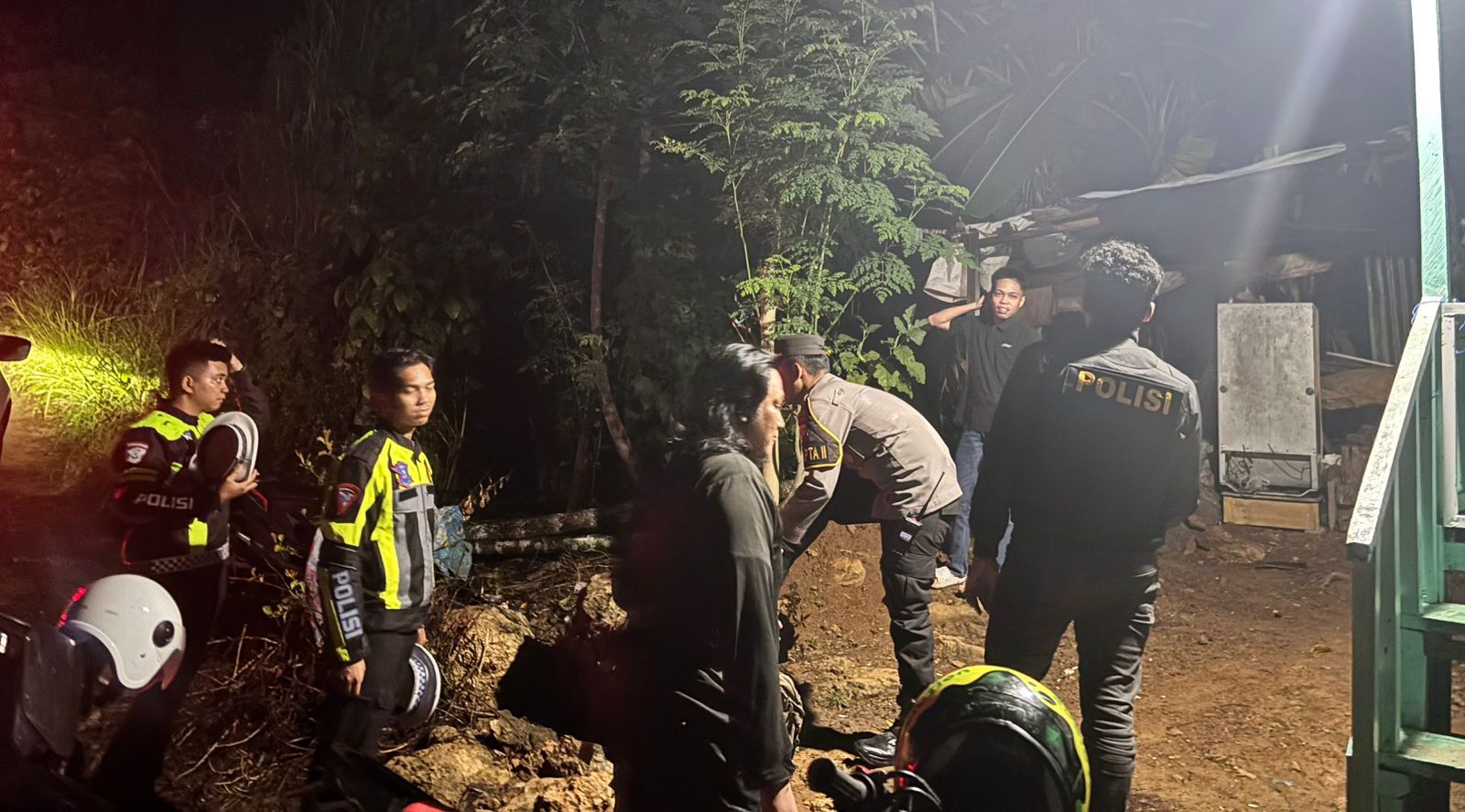 Terima Laporan Melalui Call 110, Polresta Mamuju Respon Cepat Datangi TKP Tentang Keributan Rumah Tangga Berujung Minum Racun