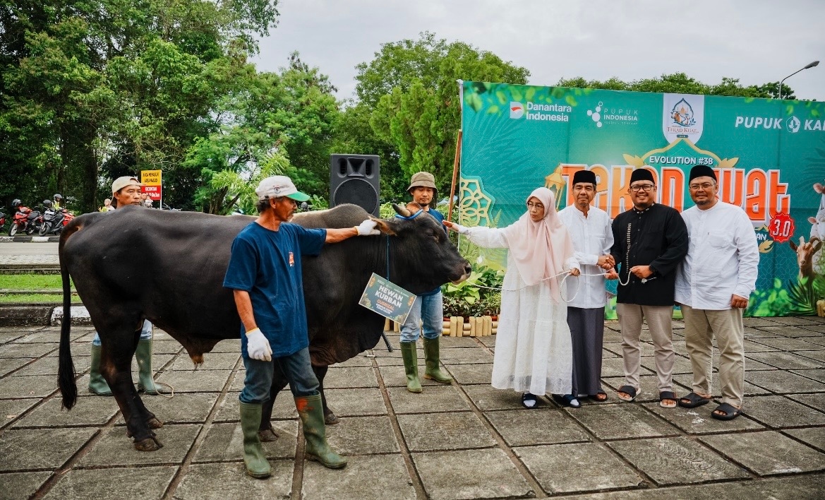Penyerahan simbolis hewan kurban oleh PT Pupuk Kalimantan Timur (Pupuk Kaltim) dalam rangka Iduladha 1447 Hijriah di Kota Bontang. (Dok.Humas PKT)