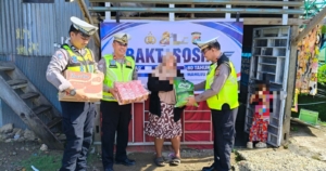 Sambut Hari Bhayangkara ke-80, Satlantas Polresta Mamuju Salurkan Bantuan Sembako kepada Warga Kurang Mampu