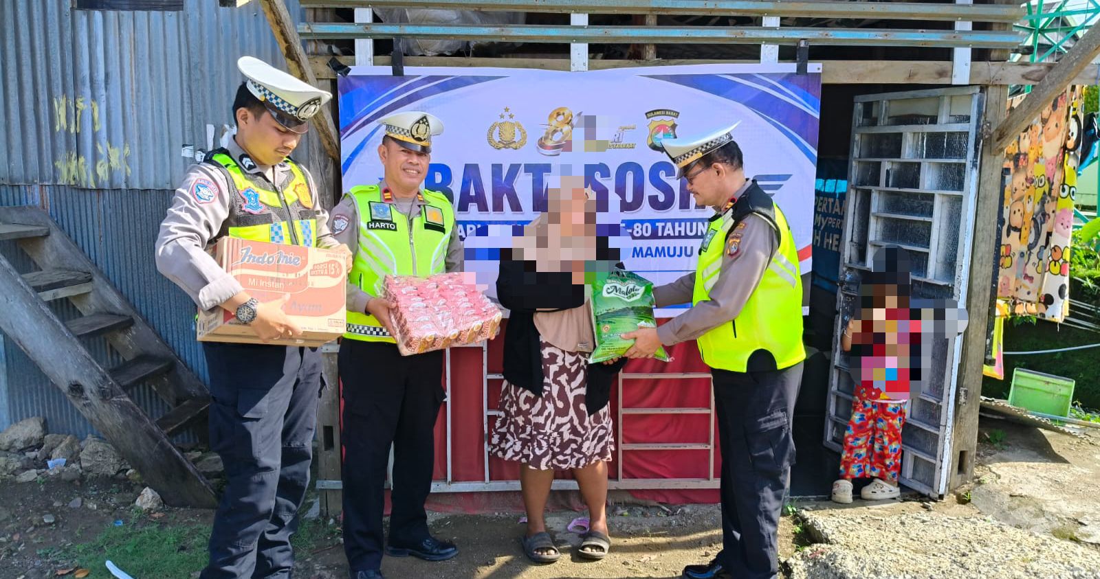 Sambut Hari Bhayangkara ke-80, Satlantas Polresta Mamuju Salurkan Bantuan Sembako kepada Warga Kurang Mampu