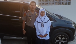 Hari Pertama Sekolah, Personel Polresta Mamuju Awali Pagi dengan Mengantar Anak Sebelum Bertugas