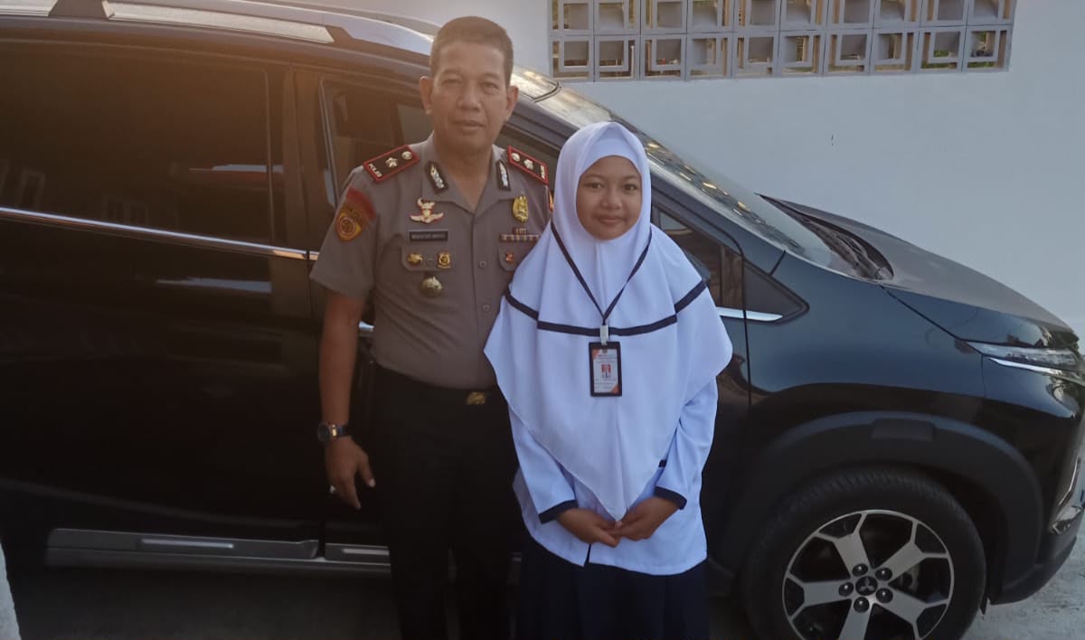 Hari Pertama Sekolah, Personel Polresta Mamuju Awali Pagi dengan Mengantar Anak Sebelum Bertugas