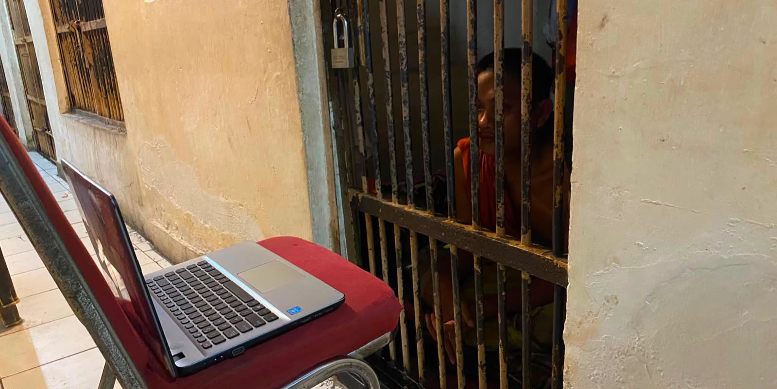 Humanis, Polresta Mamuju Ajak Tahanan Nobar Final Piala Dunia Lewat Layar Laptop di Depan Ruang Tahanan