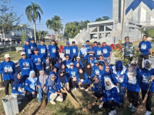 Rangkaian HUT ke-25 Demokrat, Kader di Mamuju Bersih-Bersih dan Tanam Tabebuya di Kawasan Landscape
