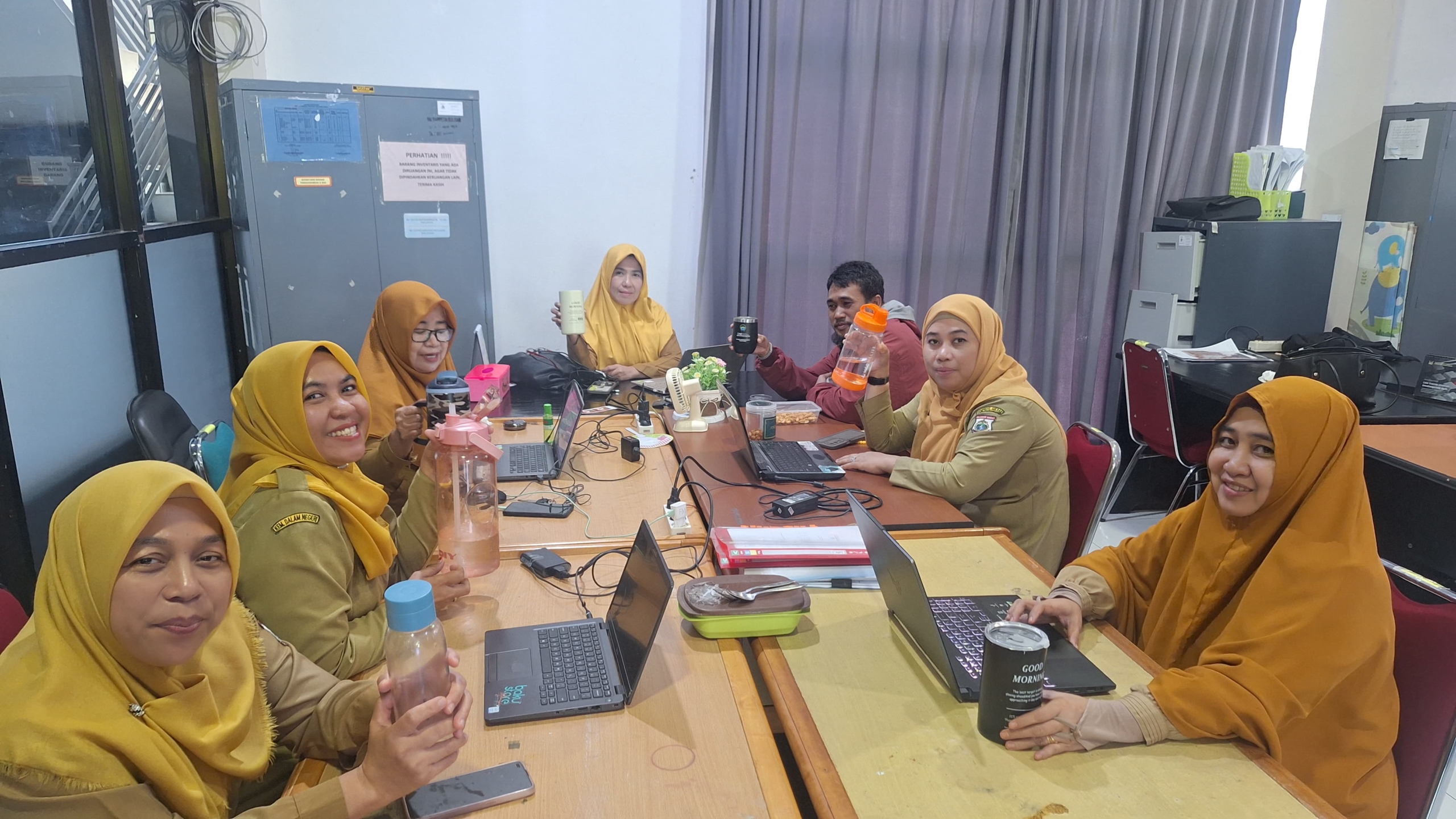 Pakai Botol Plastik di Rapat? Pegawai Bapperida Sulbar Kena Denda Rp500 Ribu
