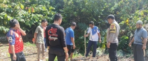 Bhabinkamtibmas Polsek Tommo Gerak Cepat Redam Sengketa Batas Tanah, Warga Sepakat Berdamai