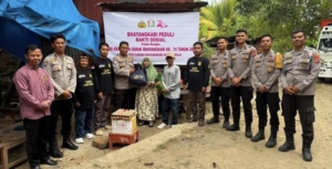 Sentuhan Kasih Jelang HKGB ke-74, Bhayangkari Mamuju Sambangi Dua Nenek Sebatang Kara