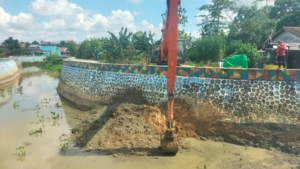 PUPR Bontang Kerahkan Excavator Long Arm, Sungai Bethelem Dikeruk Cegah Banjir