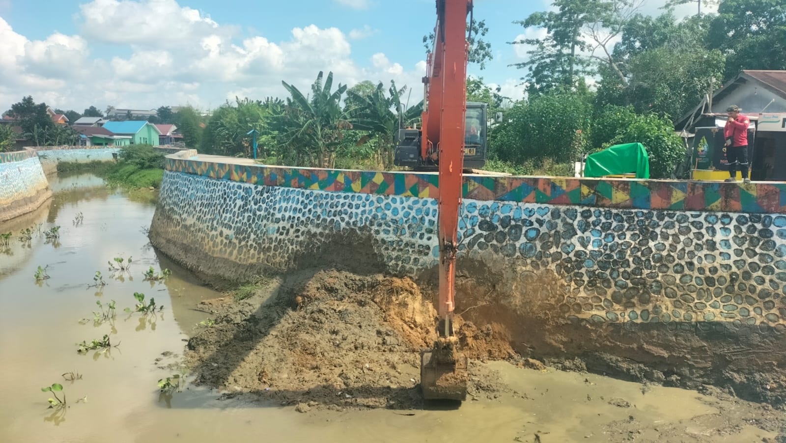 PUPR Bontang Kerahkan Excavator Long Arm, Sungai Bethelem Dikeruk Cegah Banjir