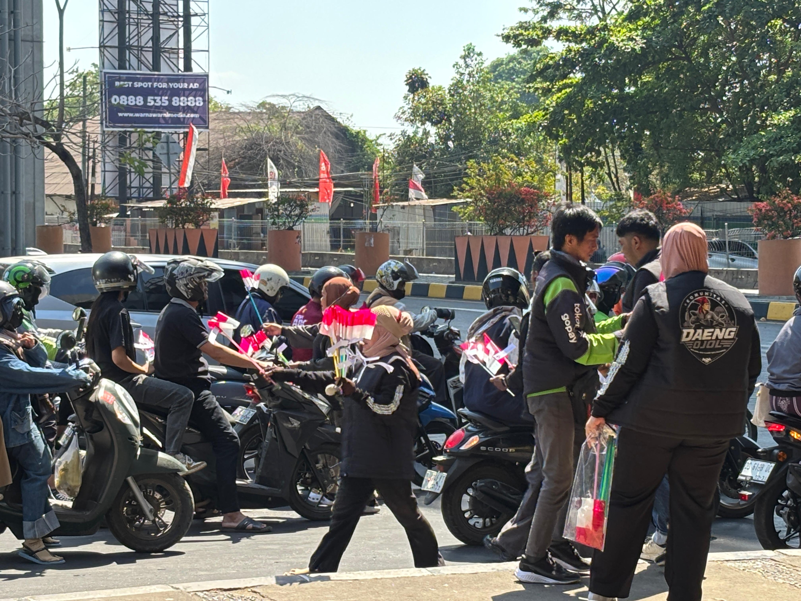 Daeng Ojol Bagikan Sembako untuk Korban Kebakaran, Lanjut Deklarasi Damai di Makassar