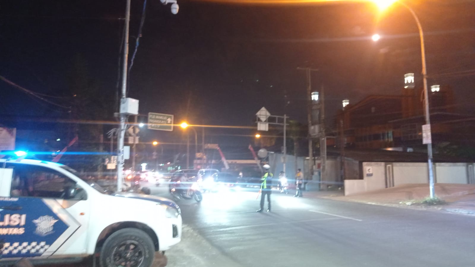 Masyarakat Nikmati Aktivitas di Malam Minggu, Polisi Mamuju Siaga di Persimpangan Jalan 
