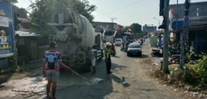 Aksi Nyata Polantas, Jalan Berlubang di Persimpangan Lima Kali Mamuju Dicor
