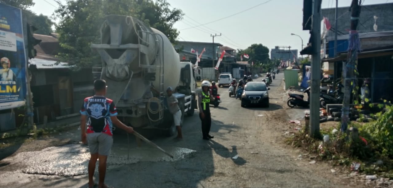 Aksi Nyata Polantas, Jalan Berlubang di Persimpangan Lima Kali Mamuju Dicor