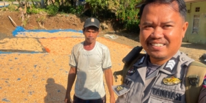 Sambangi Petani Jagung, Bhabinkamtibmas Polsek Kota Mamuju Perkuat Silaturahmi dan Jaga Kamtibmas