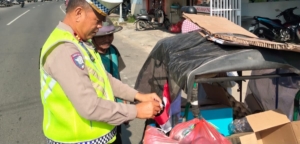 Polisi Hadir di Jalan, Edukasi Keselamatan Berlalu Lintas Sekaligus Kibarkan Semangat Merah Putih