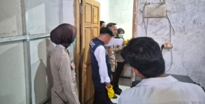 Sigap, Piket Polresta Mamuju Evakuasi Perempuan yang Ditemukan Meninggal di Jalan Cik Ditiro