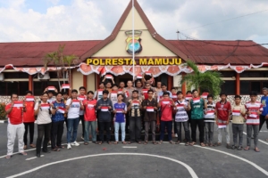Wujudkan Semangat Kemerdekaan RI ke-81, Polresta Mamuju Bagikan 450 Bendera Merah Putih kepada Masyarakat
