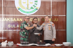 Kejutan Manis di Hari Lahir Kejaksaan RI Ke-81, Kapolresta Mamuju dan Dandim 1418 Kompak Kunjungi Kajari Mamuju