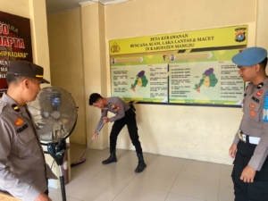 Pastikan Pelayanan Tetap Prima, Piket Pamapta Pimpin Bersihkan Ruang Pelayanan Sebelum Serah Terima Tugas