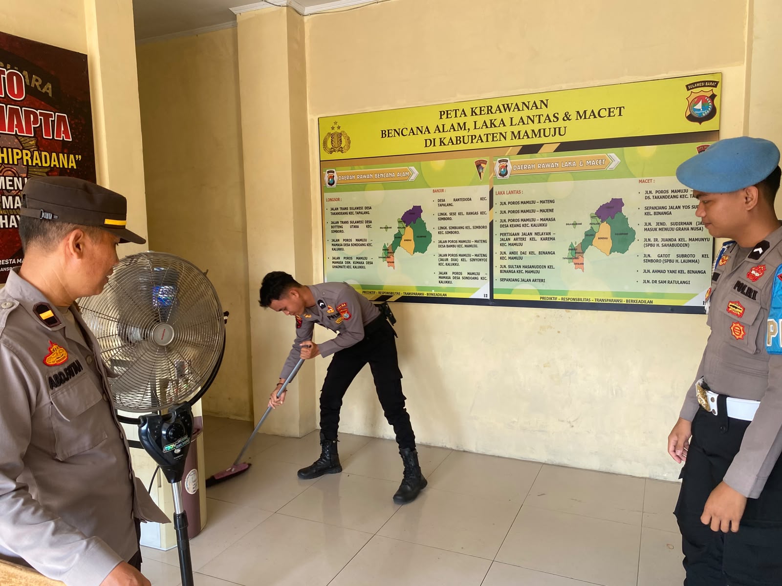 Pastikan Pelayanan Tetap Prima, Piket Pamapta Pimpin Bersihkan Ruang Pelayanan Sebelum Serah Terima Tugas