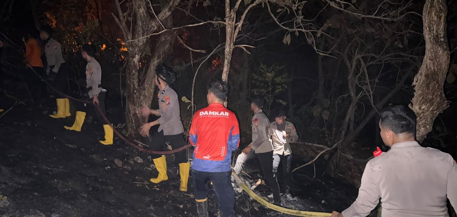 Tak Kenal Waktu, Polisi Terus Berjuang Padamkan Karhutla di Sejumlah Titik Mamuju
