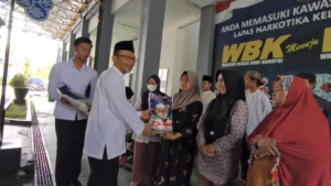 Peduli Warga Sekitar, Lapas Narkotika Samarinda Bagikan Bantuan Beras