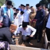 Gubernur SDK Dampingi Menag RI Letakkan Batu Pertama Asrama As’adiyah Mamuju, Diproyeksikan Jadi Pesantren Percontohan Sulbar