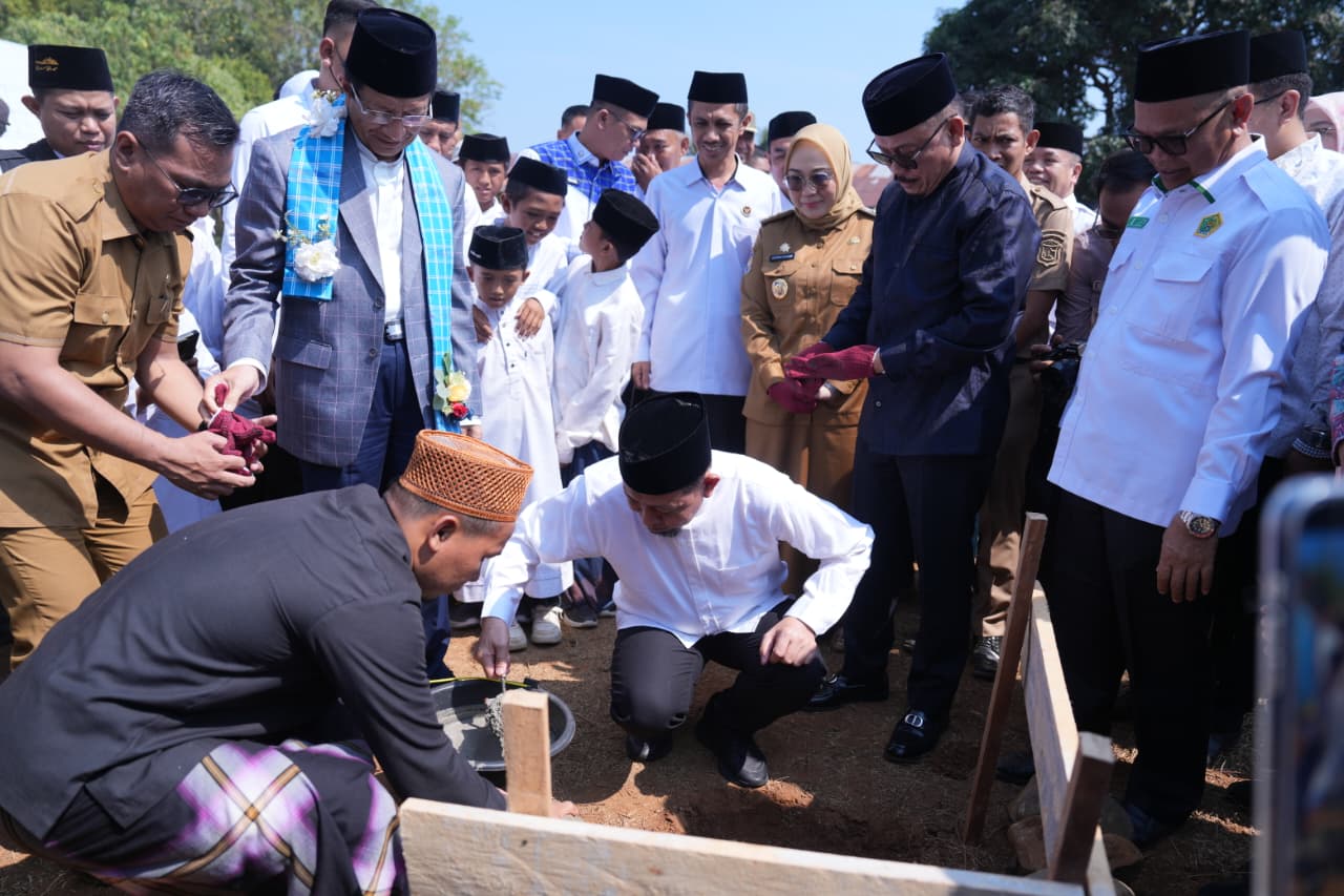 Gubernur SDK Dampingi Menag RI Letakkan Batu Pertama Asrama As’adiyah Mamuju, Diproyeksikan Jadi Pesantren Percontohan Sulbar