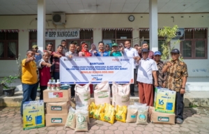 Pupuk Kaltim Salurkan Bantuan Rp100 Juta untuk Petani Terdampak Banjir di Kota Padang