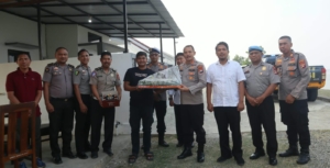 Semarak HUT TNI ke-81, Kapolresta Mamuju Sambangi Lanal Mamuju Bawa Tumpeng dan Kue Tart