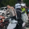 Kapolresta Mamuju Turun Tangan, Antrean BBM SPBU Simbuang Dialihkan Ke jalan Soekarno Hatta