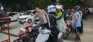 Kapolresta Mamuju Turun Tangan, Antrean BBM SPBU Simbuang Dialihkan Ke jalan Soekarno Hatta