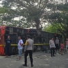 Polsek Kota Mamuju Sigap Evakuasi 21 Korban Kecelakaan Bus Neo Trans Kerumah sakit dan 5 Penumpang Selamat Tanpa Cedera