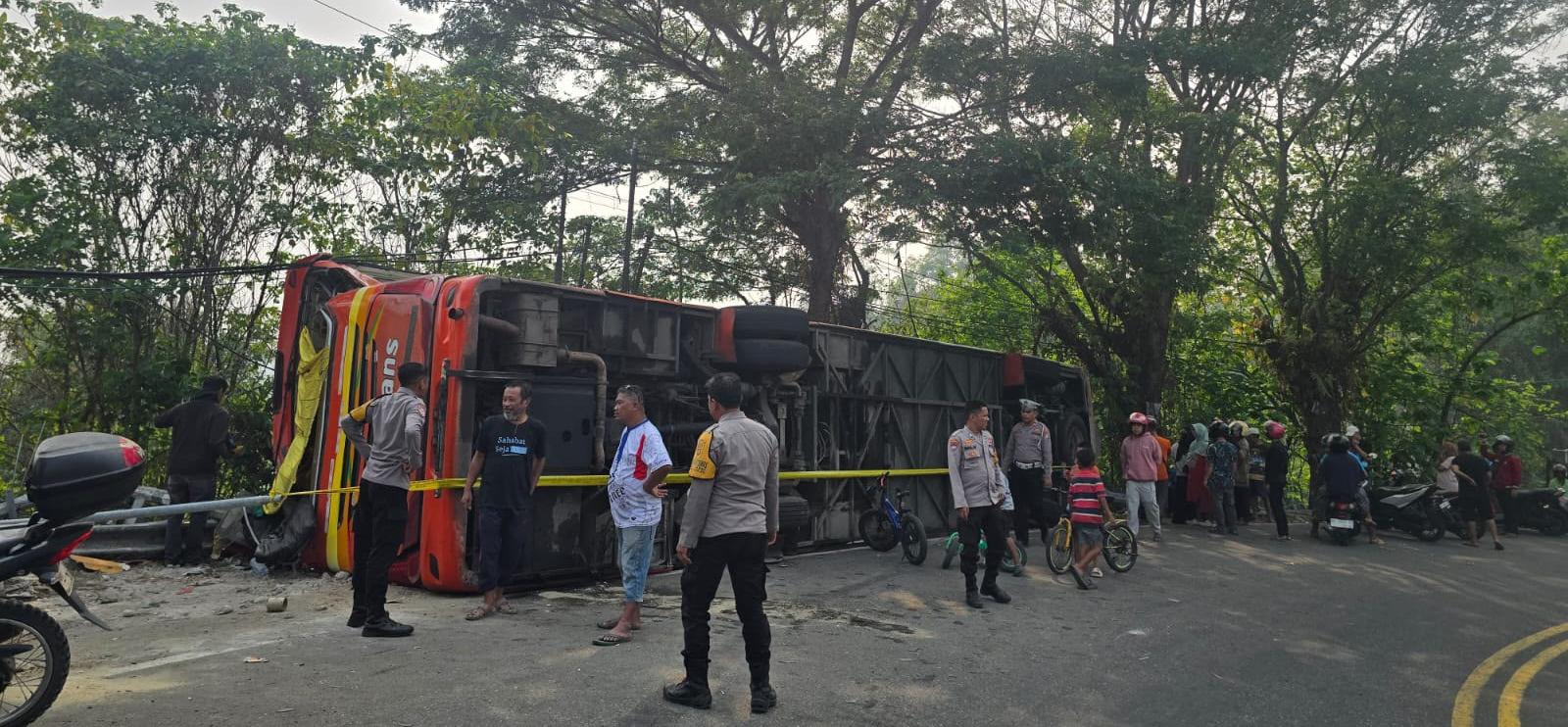 Polsek Kota Mamuju Sigap Evakuasi 21 Korban Kecelakaan Bus Neo Trans Kerumah sakit dan 5 Penumpang Selamat Tanpa Cedera